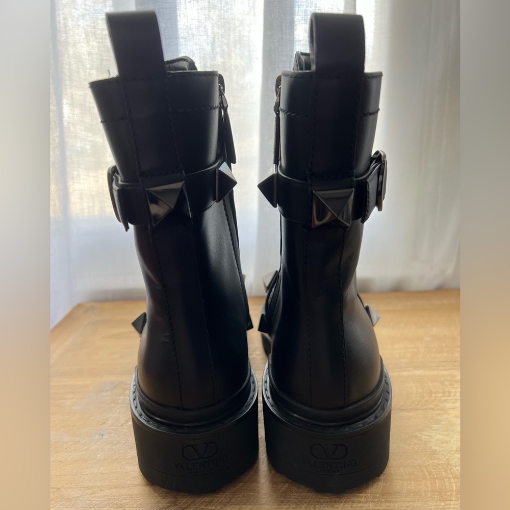 Valentino Roman Stud Calfskin Combat Boot With Tonal Studs In Black Size 37 New - Picture 6 of 15